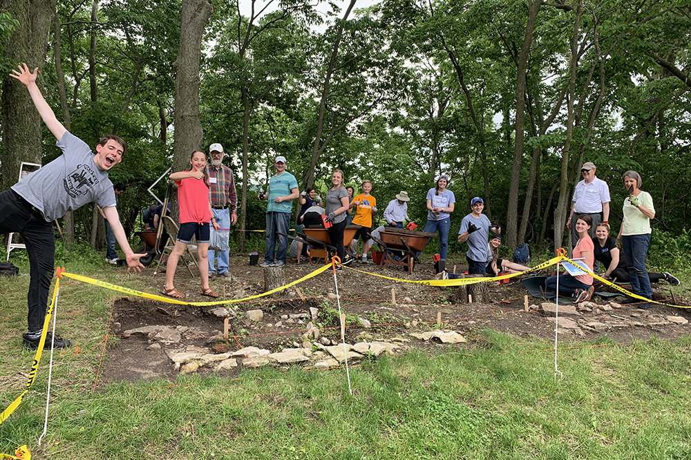 archaeology students and volunteers of idignauvoo excavation site