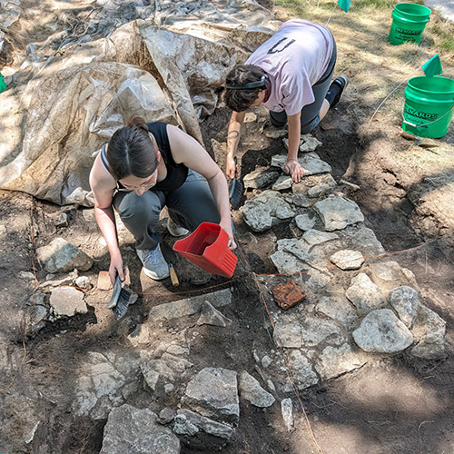 students at i-dig-nauvoo site